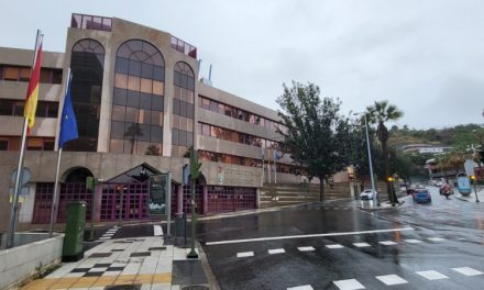 <a href="https://www.atlanticohoy.com/sociedad/visita-escriva-deja-destitucion-directora-seguridad-social-en-palmas_1515346_102.html">Destituida la directora de la Seguridad Social en Las Palmas</a>