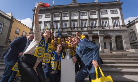 La alcaldesa Darias felicita al CV Guaguas por su octava Copa del Rey