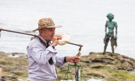 Arinaga rinde homenaje a su pasado marinero en la multitudinaria Vará del Pescao